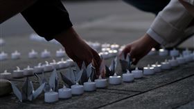 勞發署公務員輕生案  民團發起哀悼活動（3）民間團體「白鐵聯盟」24日晚間在行政院新莊聯合辦公大樓前為勞發署公務員輕生案舉辦哀悼活動，現場擺放紙鶴及小燭台，悼念已故吳姓公務員。中央社記者趙世勳攝  113年11月24日