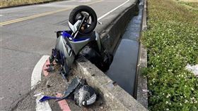 苗栗轎車「丁字撞」機車！騎士噴飛腳骨折