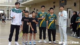 ▲羽球好手林俊易、李洋出席華航公益羽球營。（圖／記者張沛嘉攝影）