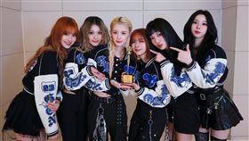 GENBLUE幻藍小熊(左起NICO、許媛媛、毓、XXIN、采甄、AYEON)勇奪第32屆「大韓民國文化演藝大賞 新人賞」。（圖／天空娛樂提供）