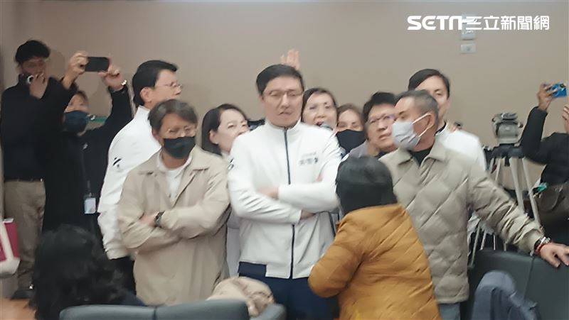 綠占主席台　徐欣瑩中午宣布延會至24時