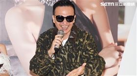 小鐘（右）出席菱格世代女團G.O.F.成員Dolly之絃斜槓品牌。（圖／記者趙于瑩攝影）