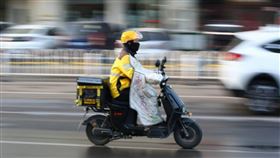中國外送員如工作時間超過12小時，系統將會強制下線。（示意圖／翻攝自微博）