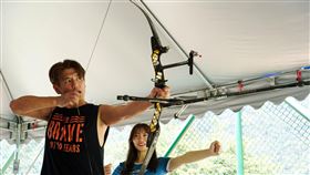 阿布（左）與排球女神姍姍體驗射箭（圖／《野！孩子起步走》提供）