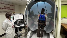 林威廷表示，腦震盪患者症狀若超過四週，應及早轉介至具備整合式照護的醫療單位進行詳細評估與處置。圖為患者示範。（圖／記者簡浩正攝影）