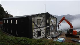 五峰鄉國有地遭占用  竹縣府強制拆除違建新竹縣政府29日表示，獲報五峰鄉的1處國有地遭蕭姓民眾占用，甚至違法搭建鐵皮建築，已執行強制拆除，並依法開罰。（新竹縣政府提供）中央社記者郭宣(文三)傳真  112年12月29日