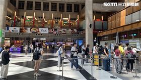 受火車出軌誤點影響，台北車站出現一些退票民眾。（圖／記者楊晏琳攝影）