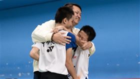 ▲國小盃羽球錦標賽，大鵬國小男雙卓祐霆、楊肯奪冠，教練、選手擁抱痛哭。（圖／羽球協會提供）