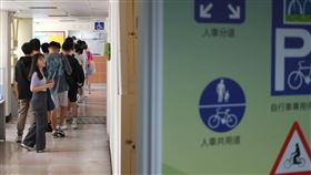 機車考照筆試新增危險感知影片題交通部公路局日前宣布為提升機車騎行安全，機車筆試將新增危險感知影片考題，讓機車受測者了解道路上可能遇到的風險及因應方式。適逢暑假旺季，不少民眾31日上午前往士林監理站考駕照。中央社記者趙世勳攝  113年7月31日