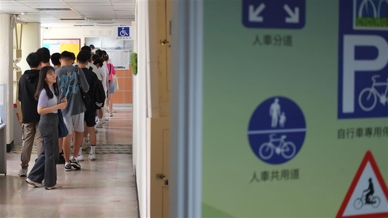 圖為北市士林監理站考照民眾。（圖／中央社）