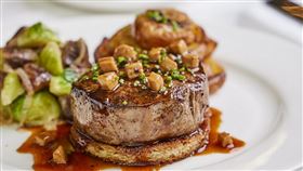 TWG Tea「2024聖誕茗茶套餐」，以嫩煎美國菲力牛排佐鵝肝醬為節慶主餐。（圖／品牌業者提供）