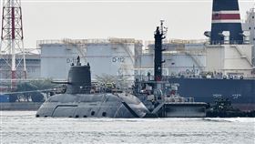 海鯤潛艦移置台船小塢  浮在水面畫面曝光（2）國造潛艦海鯤軍艦進入泊港測試（HAT）最後階段，27日分3階段從中信8號浮塢移至台船小塢，下午進行第3階段拖帶進塢時，海鯤艦半截船身浮在水面。中央社記者董俊志攝  113年2月27日