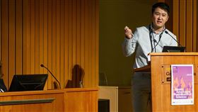  ▲牛津大學陳子瑄博士西班牙巴塞隆納發表GPDT光動能抗癌論文（圖／陳子瑄博士提供）