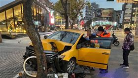 士林計程車失控暴衝人行道。（圖／翻攝畫面）