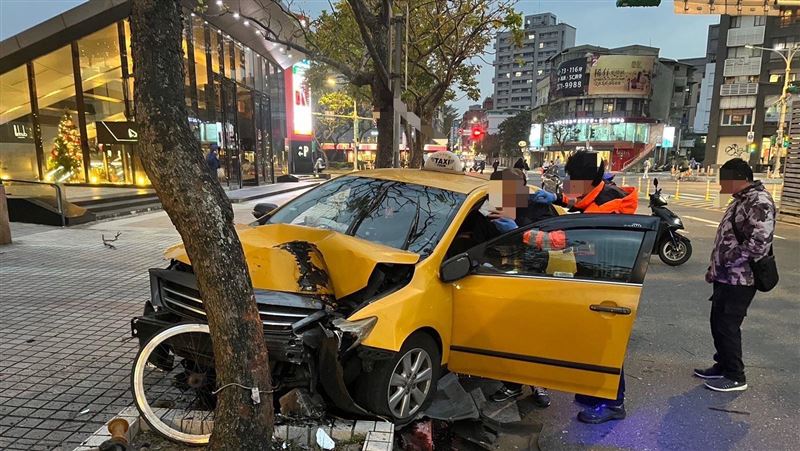 新／士林小黃暴衝撞路樹腳踏車　2人送醫