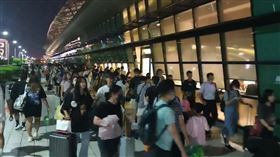 中秋連假返鄉，排隊2小時等搭車，搶搭自由座，高鐵今致歉，10／1運量創「通車以來新高」(圖／翻攝畫面)