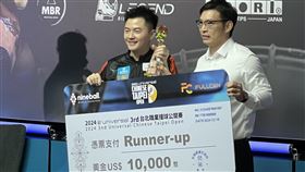 台北職業撞球公開賽 柯秉逸奪亞軍台灣選手柯秉逸（左）18日在台北職業撞球公開賽冠軍賽儘管一度克服6比8落後，連追5局超前，可惜最終仍以11比13不敵菲律賓好手羅達，拿下亞軍。中央社記者黃巧雯攝 113年12月18日