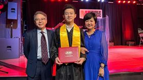 崔佩儀（右）跟老公參加兒子畢業典禮。（圖／翻攝臉書）