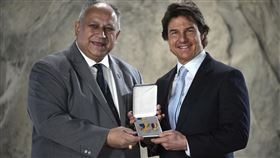 湯姆克魯斯（右）17日榮獲美國海軍部長戴杜羅（左）頒發「美國海軍傑出公共服務獎」，表彰他的傑出貢獻。（圖／美聯社／達志影像）