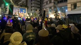 青鳥集結國民黨部前民團號召青鳥集結阻止選罷法等3大案闖關，18日晚間逾千人集結國民黨中央黨部前抗議。中央社記者黃麗芸攝  113年12月18日
