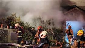 中和區凌晨驚傳火警，濃密狂煙一度造成民眾受困。（圖／翻攝畫面）