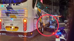 整台機車差點被攪進車底下。（圖／警方提供）