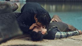 《不如海邊吹吹風》郭雪芙拍下兩個大男生醉後互相傾訴的模樣。（圖／大川大立）