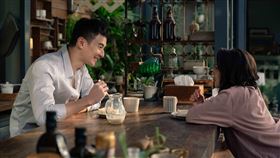 《不愛，愛》韓寧捧起張軒睿俊臉，霸氣一吻超吸睛。（圖／良人行、東森電視提供）