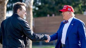 川普也延攬盟友、億萬富豪馬斯克（Elon Musk）出任新部門政府效率部的領導人。（圖／翻攝自川普臉書）