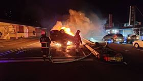 淡水清晨爆發火燒車意外，幸無人傷亡。（圖／警方提供）