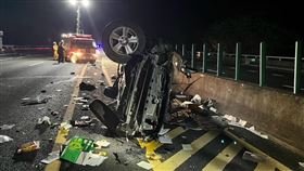 國道6恐怖車禍！5車撞成團⋯轎車幾乎解體