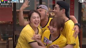 黃小柔（左）擁抱，林襄避開（圖／翻攝YT）