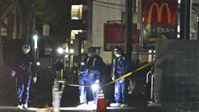 日本1名男子14日持刀在福岡縣北九州市攻擊兩名國中生，警方在現場拉起封鎖線並調查。（圖／美聯社／達志影像）