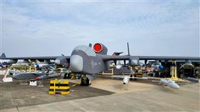 中國「九天」無人機五角大廈18日公布2024年中國軍力報告，稱中國在無人機技術已與美軍相當。圖為2024年11月珠海航展上的中國「九天」重型無人機，除可從事偵察、攻擊任務，還能作為「無人機母艦」。中央社記者陳亦偉攝  113年12月19日