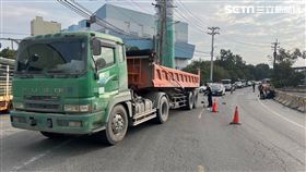 男大生過彎自摔噴到對向車道被活活輾死。（圖／翻攝畫面）