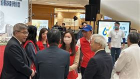 郭台銘今日出席台大癌醫活動，帶著愛妻曾馨瑩認識台大校長陳文章、台大癌醫院長楊志新等人。（圖／記者簡浩正攝影）