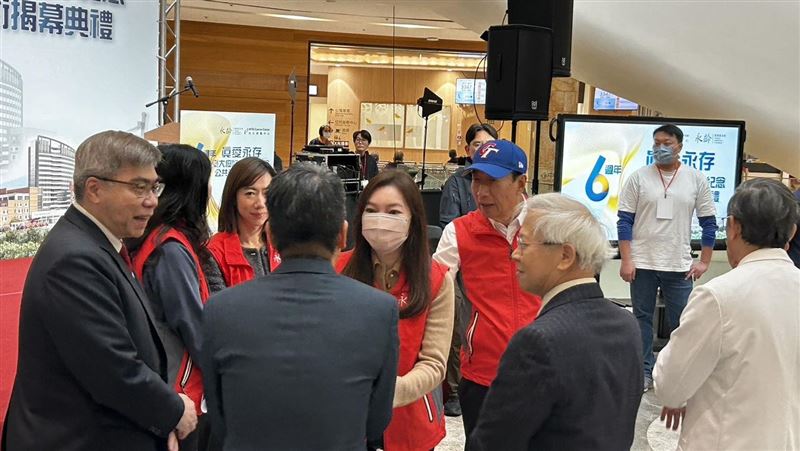 直擊／郭台銘夫婦現身台大癌醫做「1事」