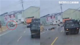 行車紀錄器曝光，男大生從過彎時人車就已倒地，沿路磨地滑進砂石車輪下。