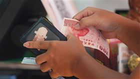 民眾購買彩券　錢包放財神爺祈求好運威力彩已連摃39期，16日開獎的頭獎金額上看新台幣17.5億元，有民眾前往彩券行購買彩券，錢包裡放著用鈔票摺疊的財神爺，希望帶來好運氣。中央社記者徐肇昌攝  110年8月16日