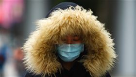 北台灣氣溫驟降　民眾穿上厚外套中央氣象局表示，21日清晨起受鋒面通過及東北季風增強或大陸冷氣團南下，北部及東北部高溫僅攝氏18至20 度，比20日驟降10度左右，外出民眾穿起厚重大衣保暖。中央社記者王騰毅攝  110年3月21日