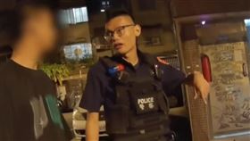 警方獲報後火速趕抵，協助調解爭吵不休的2人。（圖／翻攝畫面）