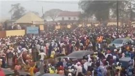 ▲奈及利亞奧約州首府伊巴丹18日上午舉行嘉年華活動，僅能容納5000人的場館，竟瞬間湧入7500人，甚至爆發踩踏意外，至少30名兒童罹難、多人受傷，活動也被迫臨時喊卡。（圖／擷取自X）