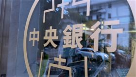 央行3月理監事會議事錄揭露內部對於房市決策的深刻分歧。理事李怡庭因擔心放寬限貸會再次點燃市場的漲價心理，孤身投下反對票。會中更有理事提議，若要鬆綁第2戶，就應同步縮減「有房者首購」的成數來制衡，並強調新成屋的賣壓應由建商降價自行消化，不該靠政策救火。（圖／記者李育道攝影）