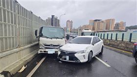 中和小貨車疑突變換車道，導致後方駕駛閃避不及。（圖／警方提供）