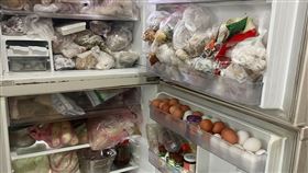 營養師建議勿囤食物  才能吃得新鮮健康許多民眾都會囤積食物，把冰箱塞得滿滿的；營養師提醒，最好要定時清理冰箱，把過期食品丟掉，才能讓食物新鮮又安全。中央社記者趙麗妍攝  112年5月12日