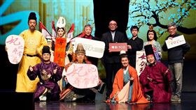 《妃比尋常笑》主演群，左起郭耀仁、林玟圻、周明宇、管罄、夏宇童、林斌、周厚安。（圖／全民大劇團提供）