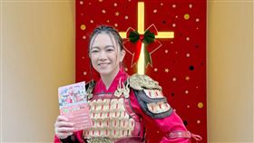 張芸京變為花木蘭，冒雨在11度低溫在東區街道沿街派送傳單。（圖／哈利路亞家教會 提供）