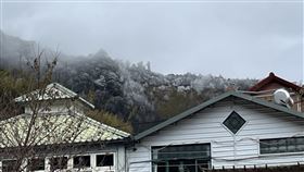 竹縣尖石鄉降雪  山頭一片銀白冷氣團發威，新竹縣尖石鄉新光國小一帶19日降雪，山頭被白雪覆蓋，宛如銀色世界。（新光國小提供）中央社記者郭宣(文三)傳真  113年12月19日