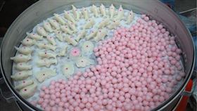 ▲蒸熟的「雞母狗」與湯圓。（圖／翻攝自西嶼鄉公所粉絲專頁）