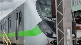 台鐵一輛EMU900型區間車今（19）日下午撞上電桿，所幸無人受傷。（圖／讀者提供）
